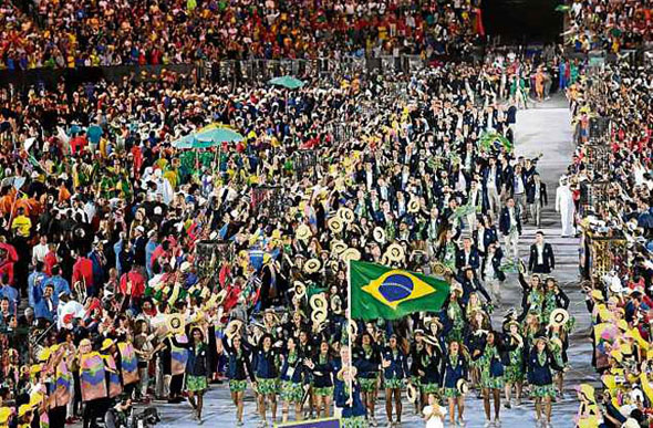Desfile brasileiro na abertura dos Jogos: país teve a sua maior delegação na história do evento, com 465 atletas / Foto: Pedro Ugarte/AFP