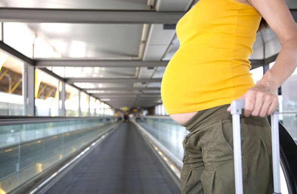  As mulheres grávidas, e outras pessoas com saúde debilitada, bem como seus acompanhantes, possuem o direito de cancelar viagens para locais afetados pela zika / Foto: mon-partenaire-sante.com