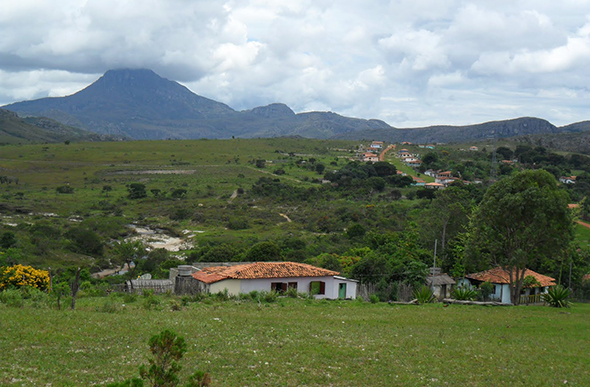 Vilarejo do Capivari e Pico do Itambé ao fundo/ Foto: reprodução ninhodospintassilgos