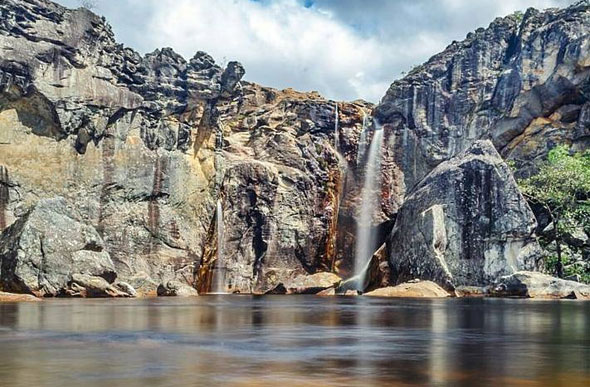 Cachoeira do Crioulo localizada no Parque Estadual do Rio Preto em São Gonçalo/MG / Foto reprodução facebook