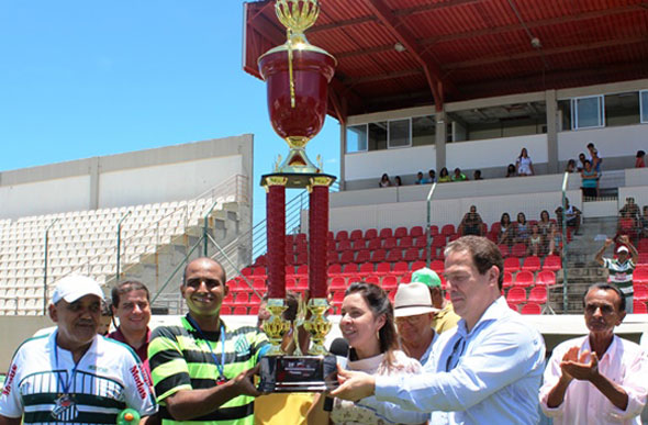 O capitão do River, Éder Trator, recebeu o troféu de campeão da Copa Eldorado / Foto: Barbara Dias