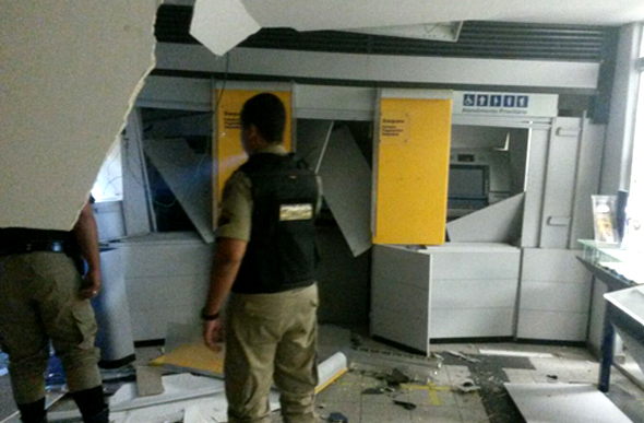 Agência em Caetanópolis fica destruída após explosão de caixas eletrônicos/ Foto: enviada pelo Whatsapp