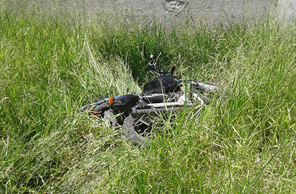 O homem deixou a moto no matagal e disse que depois pretendia queimá-la/ Foto: enviada por leitor