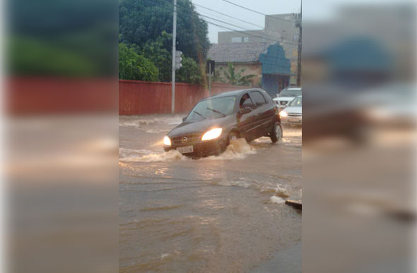 Com as chuvas, o veículo caiu em um buraco no cruzamento entre a Rua Paulo Frontin e a Rua José Duarte de Paiva, no Centro/ Foto: enviada por leitor