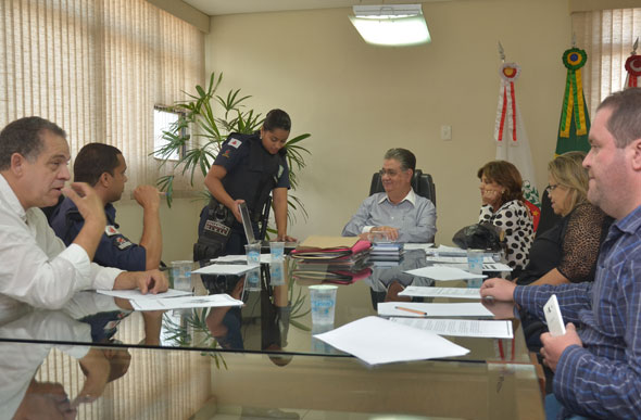 A reunião de entrega de relatório da Guarda Civil Escolar aconteceu no gabinete do prefeito Marcio Reinaldo / Foto: Ascom PMSL