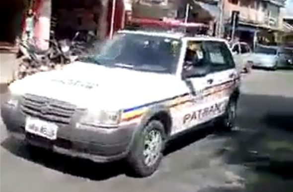 Sete-lagoano flagra policial que passa por blitz sem cinto de segurança/ Foto: reprodução do vídeo