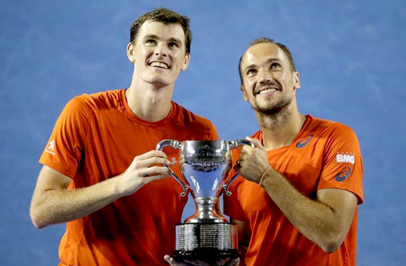 Jamie Murray (à esq.) e Bruno Soares levantam o caneco do Australian Open 2016 / Foto: ESPN / Divulgação