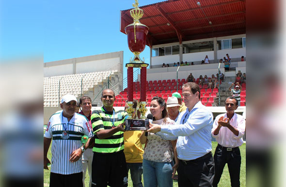 O capitão do River, Éder Trator, recebeu o troféu de campeão da Copa Eldorado  / Foto: Barbara Dias 