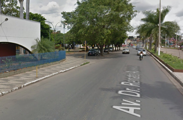 O homem estava ameaçando pedestres próximo à praça da Rodoviária/ Foto: Google Maps