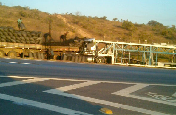 A faixa direita da rodovia foi liberada após a retirada dos veículos / Foto: enviada pelo whatsapp