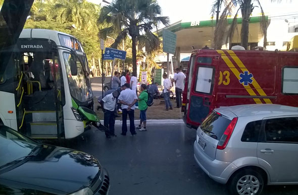 O Corpo de Bombeiros socorreu as duas pessoas para o Hospital Municipal / Foto: Enviada por leitor / via whatsApp
