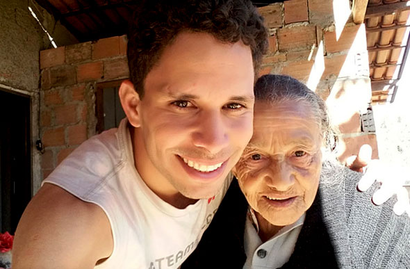 O Guilherme Carias enviou uma foto com a sua avó / Foto: Arquivo pessoal
