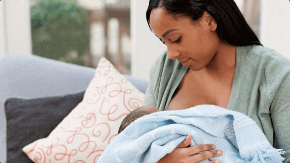 O leite materno é a maior fonte de nutrientes para o recém-nascido / Foto: mulhercomsaude.com.br