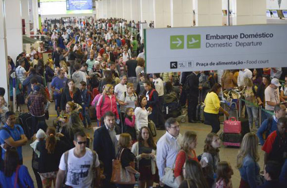 Novas normas de segurança exigiram dos passageiros paciência para embarcar hoje em vários aeroportos brasileiros / Foto: José Cruz/Agência Brasil