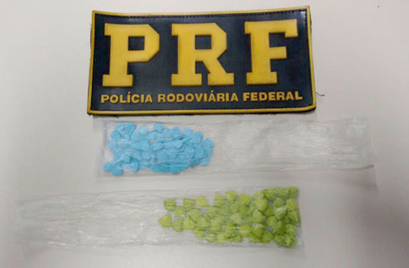 Com eles foram apreendidos 110 comprimidos de ecstasy / Foto: Divulgação/ PRF