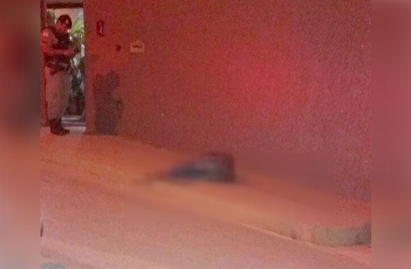 João Magno Soares Gonçalves ficou caído no passeio de uma residência no bairro Canadá / Foto: enviada pelo whatsapp