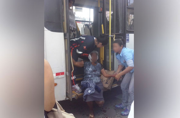 O motorista não aguardou a descida de uma passageira idosa, que acabou machucando a mão. / Foto: enviada por leitor / via WhatsApp  