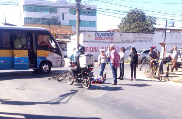 O ciclista foi atropelado no cruzamento da Rua Coronel Randolfo Simões com Goiás / Foto: enviada para o whatsapp da redação (31) 9 9342-8924 