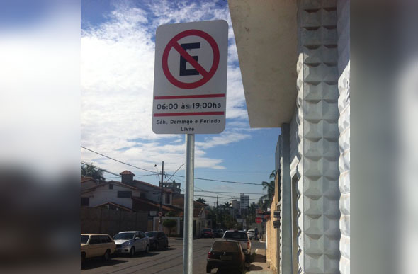 Proibido estacionar, Rua Joaquim Cândido / Foto: Enviada por leitor