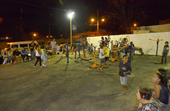 Moradores fazendo exercícios na academia ao ar livre / Foto: Alan Junio