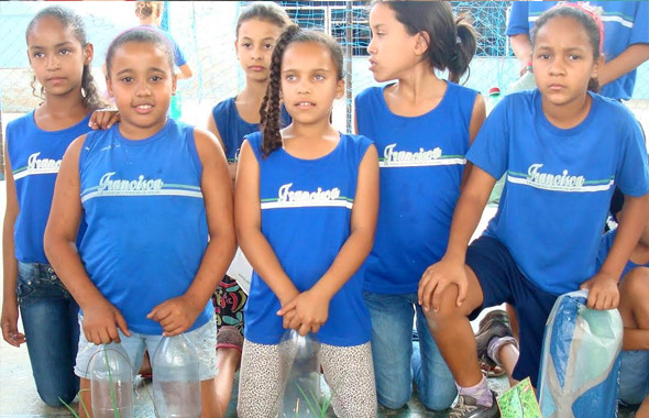 As crianças aprendem na gincana ecológica sobre o plantio de mudas - Roberta Lanza