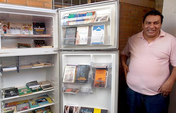 Caramelo utiliza de geladeiras em desuso como bibliotecas no projeto Geladeira da Alma - Foto: Roberta Lanza
