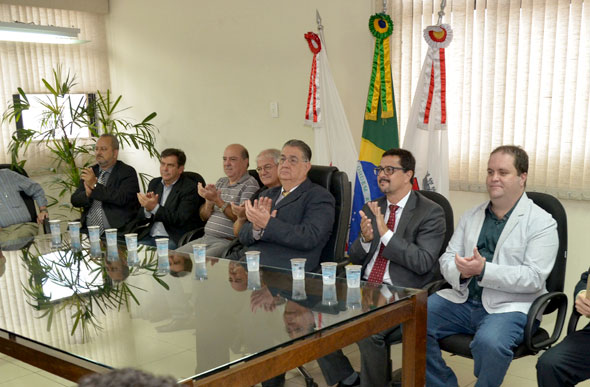 Cerimônia de posse dos novos membros do Condecom aconteceu no gabinete do prefeito / Foto: Ascom PMSL
