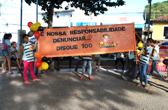 Professores e alunos se reúnem em Caminhada Contra Pedofilia/ Foto: Cristiane Cândido