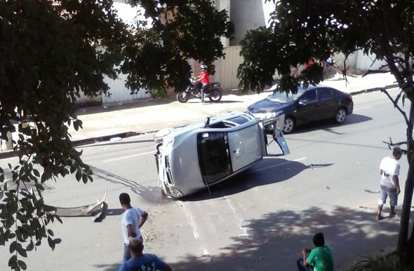 No momento do acidente não havia pedestres e veículos passando nas proximidades do Chalezinho, o que não trouxe maiores consequências / Foto: enviada pelo whatsapp