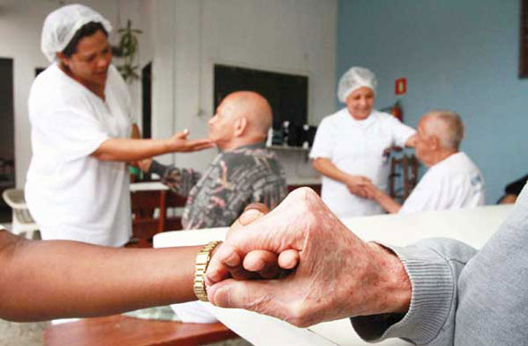 Uma das funções mais importantes do cuidador é dar apoio emocional ao idoso / Foto: Correio de Uberlândia