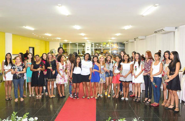 A presidente da ONG com 27 debutantes escolhidas no lançamento do Projeto Social Sonho de Menina / Foto: Divulgação