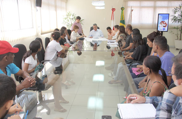 Famílias do Kwait em reunião com o prefeito Marcio Reinaldo / Foto: Ascom PMSL