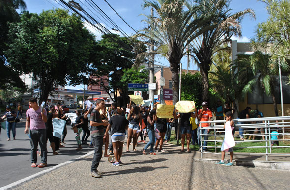 Panelaço de moradores do bairro Kwait em frente à prefeitura/ Foto: Cristiane Cândido