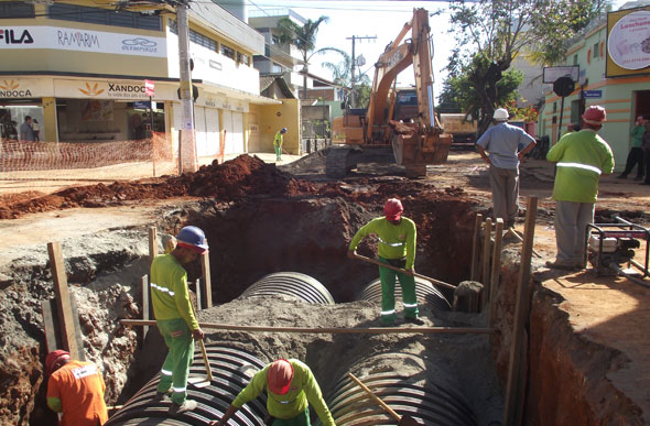 Obras de drenagem pluvial da área da Rua Quintino Bocaiúva. / Foto: Ascom PMSL