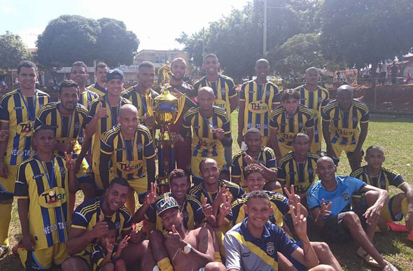 Equipe Garimpeiros F.C com o troféu de campeão / Foto: Divulgação