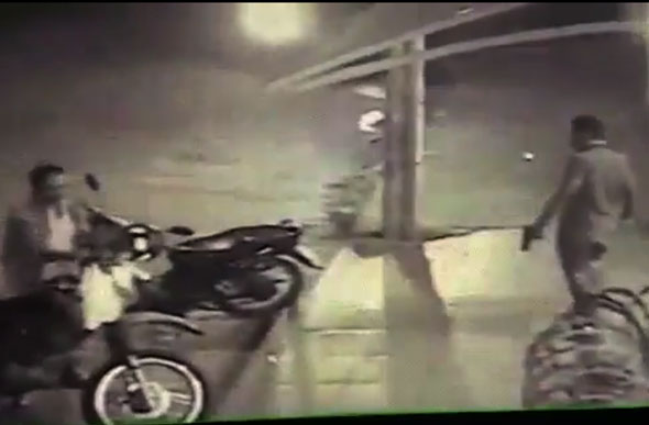 Homem ameça motociclista com arma de fogo em frente a padaria / Foto: Reprodução / Vídeo