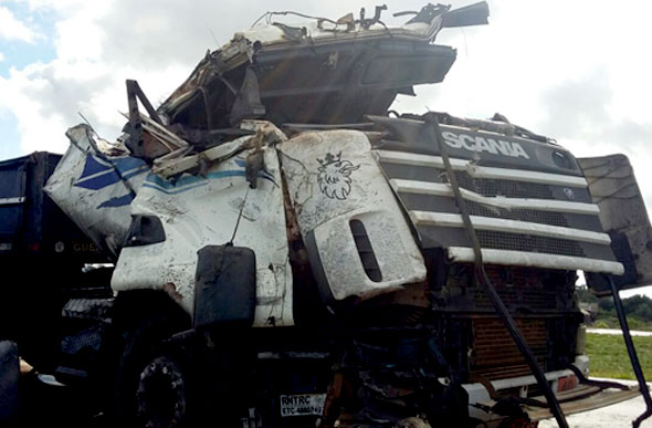 Caminhão após o capotamento/Foto: Divulgação Polícia Rodoviária Federal