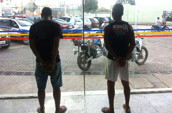 Dois homens são presos por tráfico de drogas no bairro Manoa/ Foto: divulgação PM