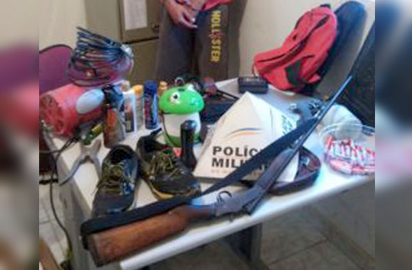 A polícia apreendeu vários objetos na residência do autor / Foto: Divulgação/PM