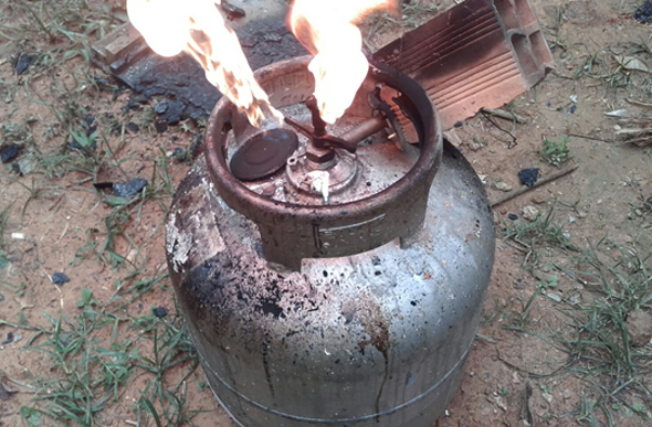 A proximidade da chama com o botijão gerou muito calor que acabou rompendo a válvula de segurança e provocando o incêndio/ Foto: Ascom Bombeiros