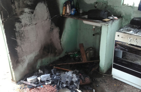 O incêndio destruiu parte da cozinha/ Foto: Ascom Bombeiros