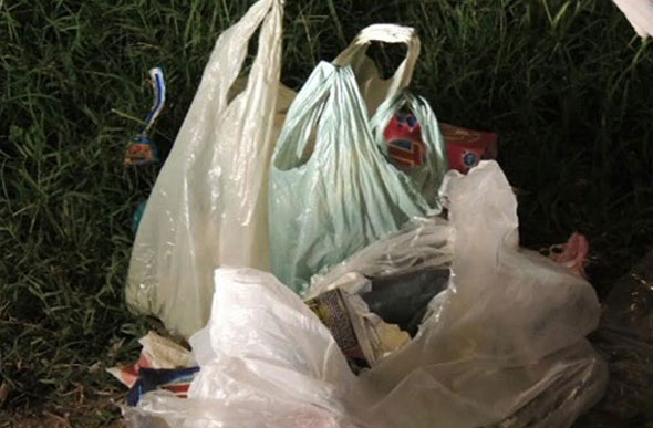 Sacolas de plásticos com diversos pertences foram encontrados pela PM / Foto: Enviada por leitor via WhatsApp