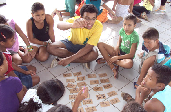 Os jogos pedagógicos se bem utilizados, auxiliam o professor no processo de ensino-aprendizagem / Foto: saocamilo.br