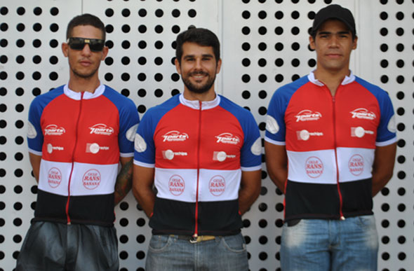 Equipe Fúria Bike Team - Petê (à esq.), Henrique Abreu (centro) e Alessandro Ferreira ( à direita) / Foto: Naiara Barbosa 