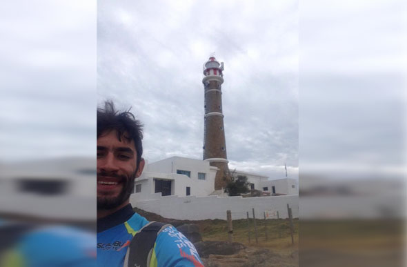 Rafael Batalha conhece o primeiro farol da praia no Uruguai / Foto: Diário de um Cicloturista 