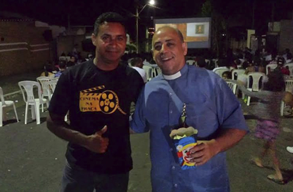 Padre Décio é parceiro no projeto Cinema na Praça/ Foto: ascom vereador