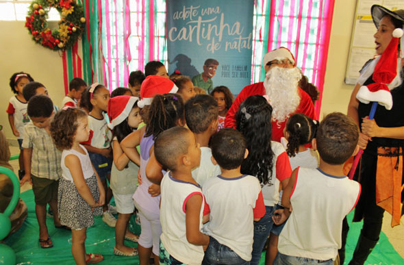 Papai Noel fez a alegria das crianças no lançamento da campanha dos Correios / Foto: Ascom Câmara