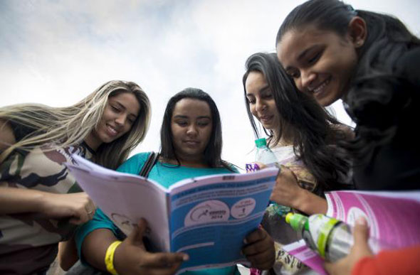 Estudantes observam prova do Exame Nacional do Ensino Médio (Enem) Foto: Marcelo Camargo/Agência Brasil