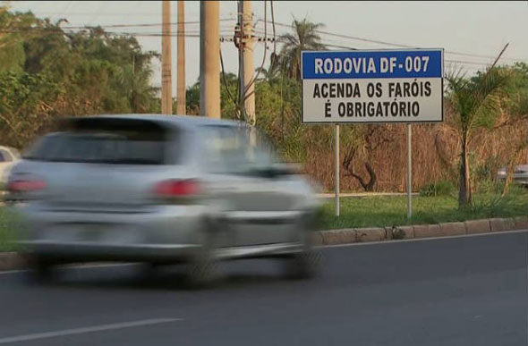 Placa de sinalização sobre necessidade de farol em rodovia / Foto: TV Globo/ Reprodução