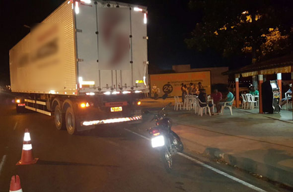 Freio estacionário não foi capaz de segurar o caminhão, que só parou em muro de residência / Foto: Enviada via WhatsApp